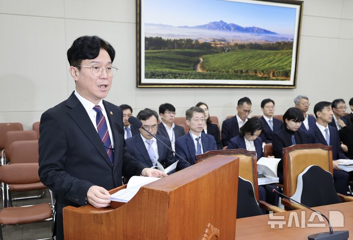 [서울=뉴시스] 최진석 기자 = 김영훈 고용노동부 장관이 13일 여의도 국회에서 열린 기후에너지환경노동위원회의 고용노동부 국정감사에 출석해 인사말을 하고 있다. 2026.10.13. myjs@newsis.com