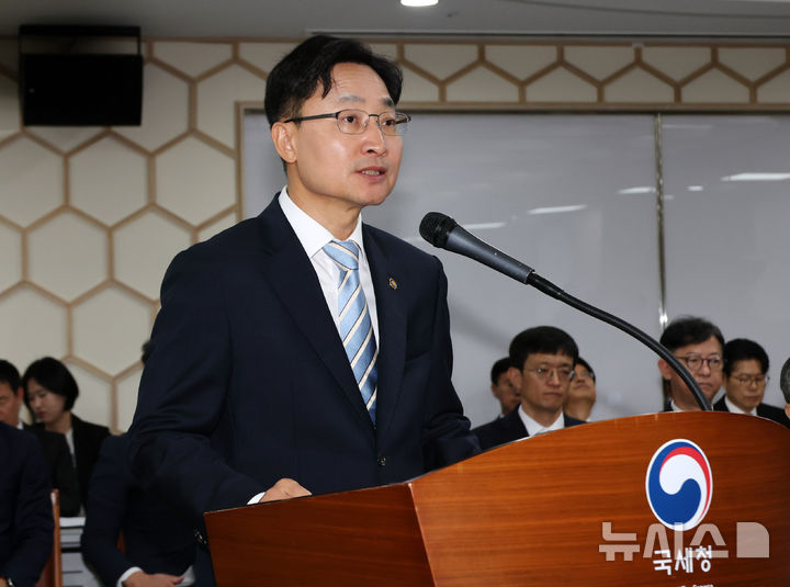 [세종=뉴시스] 배훈식 기자 = 임광현 국세청장이 13일 오전 세종시 정부세종2청사에서 열린 국회 재정경제기획위원회 국정감사에서 업무보고를 하고 있다. 2026.10.13. dahora83@newsis.com