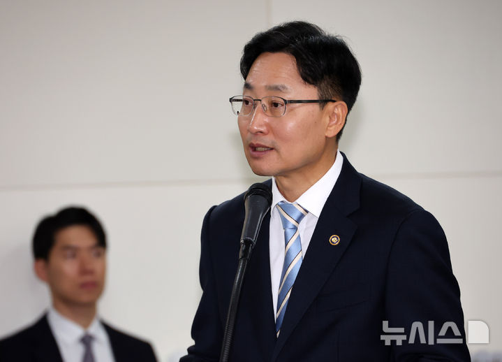 [세종=뉴시스] 배훈식 기자 = 임광현 국세청장이 13일 오전 세종시 정부세종2청사에서 열린 국회 재정경제기획위원회 국정감사에서 업무보고를 하고 있다. 2026.10.13. dahora83@newsis.com