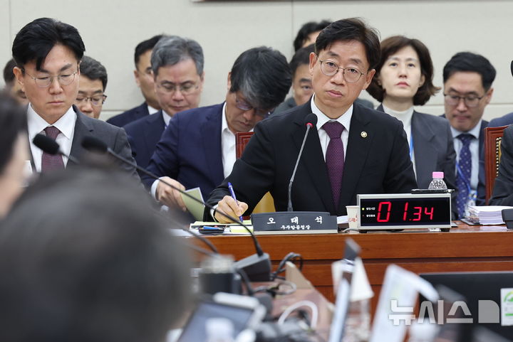 [서울=뉴시스] 최진석 기자 = 오태석 우주항공청장이 13일 여의도 국회에서 열린 과학기술정보방송통신위원회의 원안위 등에 대한 국정감사에 출석해 의원 질의를 듣고 있다. 2026.10.13. myjs@newsis.com