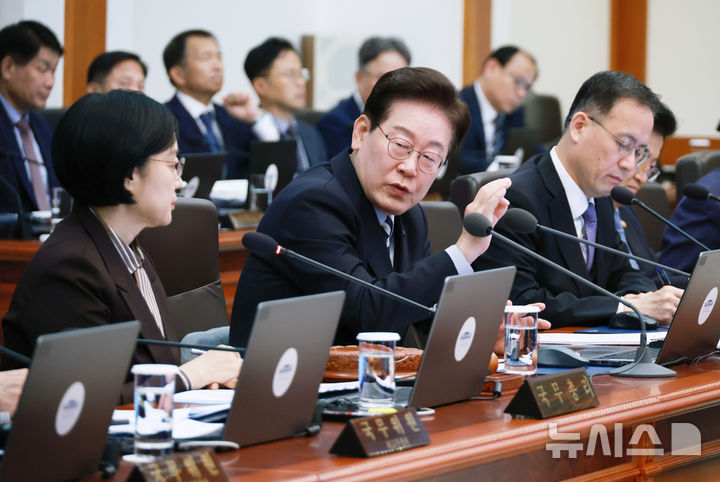 [서울=뉴시스] 김진아 기자 = 이재명 대통령이 13일 청와대에서 열린 국무회의에서 발언하고 있다. (청와대통신사진기자단) 2026.10.13. bluesoda@newsis.com