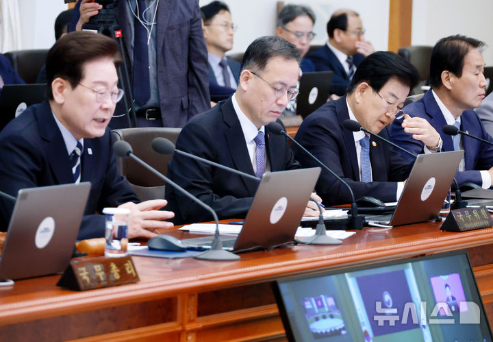이 대통령 발언 경청하는 정동영 장관