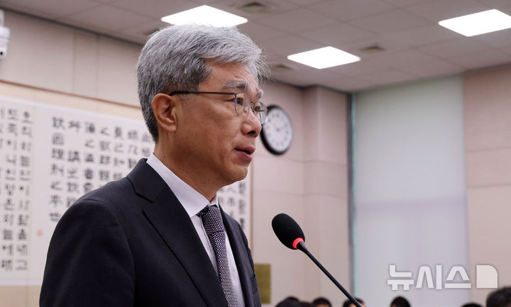 [서울=뉴시스] 고범준 기자 = 김상환 헌법재판소장이 13일 서울 여의도 국회에서 열린 법제사법위원회 국정감사(헌법재판소 등)에서 인사말을 하고 있다. 2026.10.13. bjko@newsis.com