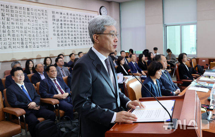 [서울=뉴시스] 고범준 기자 = 김상환 헌법재판소장이 13일 서울 여의도 국회에서 열린 법제사법위원회 국정감사(헌법재판소 등)에서 인사말을 하고 있다. 2026.10.13. bjko@newsis.com