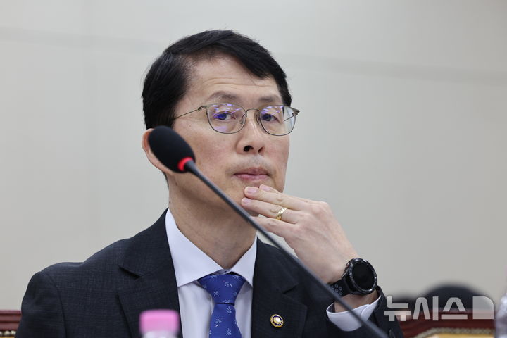 [서울=뉴시스] 최진석 기자 = 최원호 원자력안전위원회 위원장이 13일 여의도 국회에서 열린 과학기술정보방송통신위원회의 원안위 등에 대한 국정감사에 출석해 생각에 잠겨 있다.2026.10.13. myjs@newsis.com