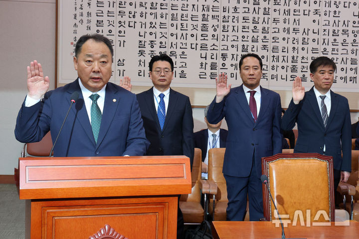 [서울=뉴시스] 고범준 기자 = 손인혁 헌법재판소 사무처장이 13일 서울 여의도 국회에서 열린 법제사법위원회 국정감사(헌법재판소 등)에서 선서를 하고 있다. 2026.10.13. bjko@newsis.com