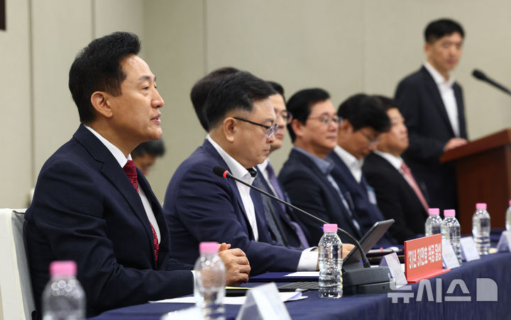 [서울=뉴시스] 전신 기자 = 오세훈 서울시장이 13일 서울 중구 서울시청에서 열린 주택공급 공동협력 협약식 및 특별공정회의에서 발언하고 있다. 2026.10.13. photo1006@newsis.com