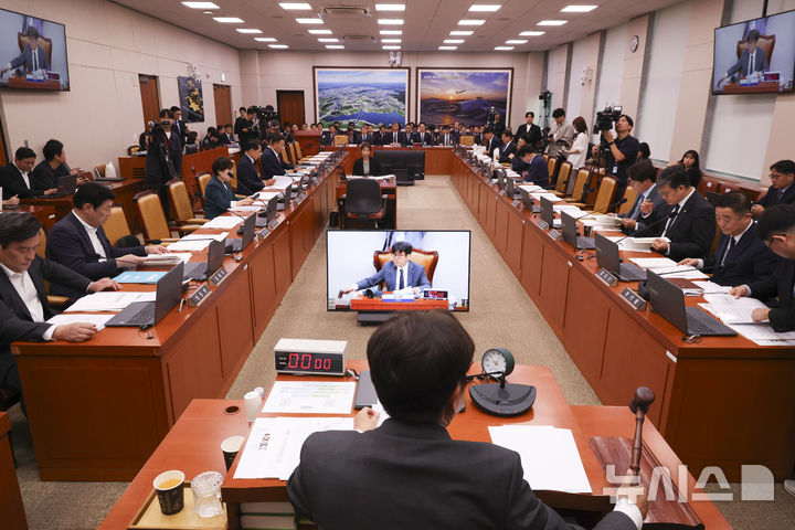 [서울=뉴시스] 김근수 기자 = 유의동 국회 국토교통위원회 위원장이 13일 오전 서울 여의도 국회에서 열린 국토교통위원회 국정감사에서 의사봉을 두드리고 있다. 2026.10.13. ks@newsis.com