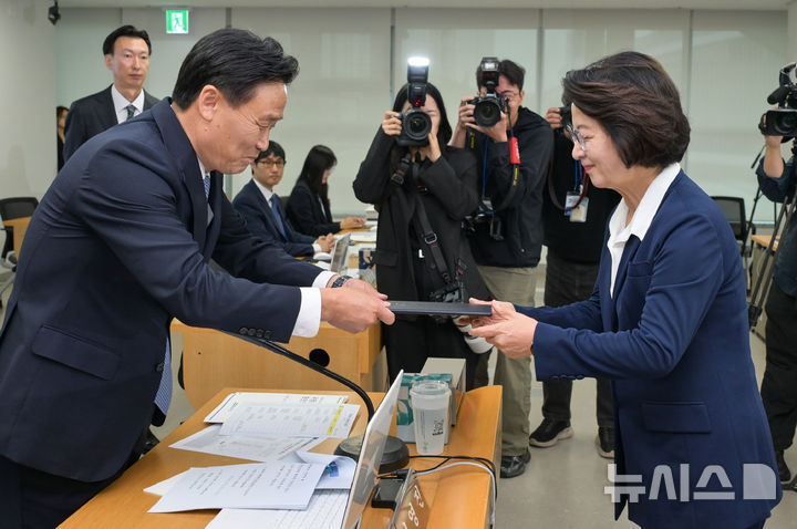 [수원=뉴시스] 김종택 기자 = 국회 행정안전위원회의 경기도 국정감사가 열린 13일 경기도청에서 추미애 경기도지사가 김영진 위원장에게 선서문을 전달하고 있다. (공동취재) 2026.10.13. photo@newsis.com