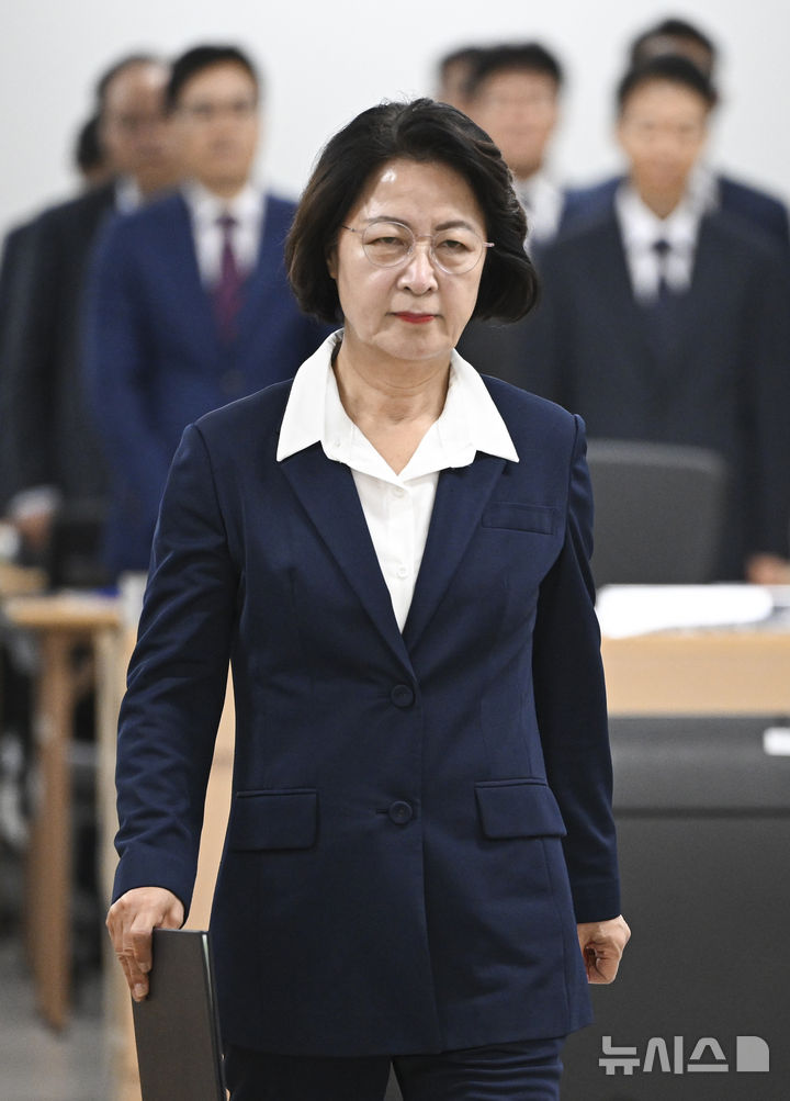 [수원=뉴시스] 김종택 기자 = 추미애 경기지사가 13일 경기 수원시 경기도청에서 열린 국회 행정안전위원회의 경기도청 국정감사에서 선서문을 들고 김영진 위원장에게 이동하고 있다. (공동취재) 2026.10.13. photo@newsis.com
