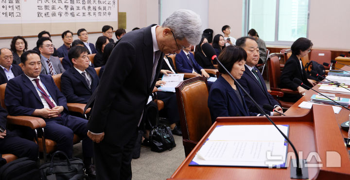[서울=뉴시스] 고범준 기자 = 김상환 헌법재판소장이 13일 서울 여의도 국회에서 열린 법제사법위원회 국정감사(헌법재판소 등)에서 인사말 하기 전 고개숙여 인사하고 있다. 2026.10.13. bjko@newsis.com