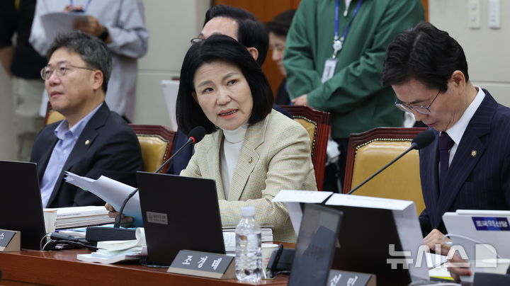 [서울=뉴시스] 최진석 기자 = 이진숙 국민힘 의원이 지난 13일 여의도 국회에서 열린 과학기술정보방송통신위원회의 원안위 등에 대한 국정감사에서 오태석 우주항공청장에게 질의하고 있다. 2026.10.13. myjs@newsis.com 