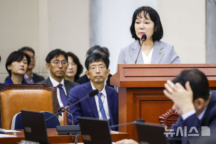 [서울=뉴시스] 정병혁 기자 = 송경희 개인정보보보위원회 위원장이 13일 서울 여의도 국회에서 열린 국회 정무위원회의 국무조정실 등에 대한 국정감사에서 업무보고를 하고 있다. 2026.10.13. jhope@newsis.com