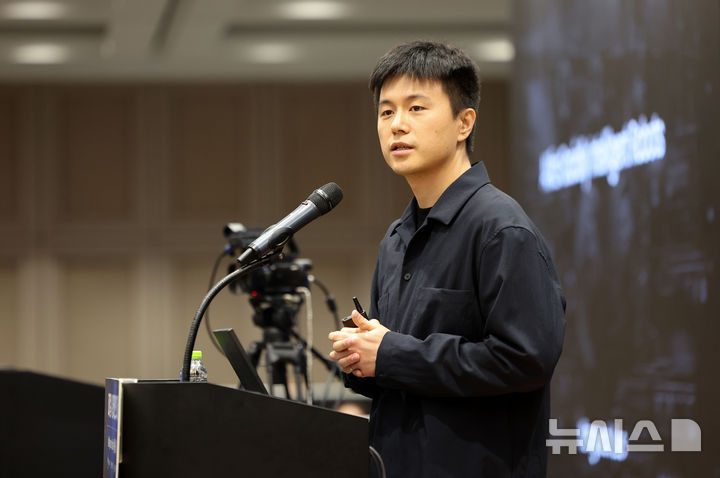 "그거 말고 딴 거" 말하자 탁 멈춘 로봇…크래프톤, '말귀' 알아듣는 로봇 AI 내년 공개