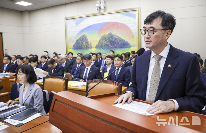 [서울=뉴시스] 정병혁 기자 = 임기근 국무조정실장이 13일 서울 여의도 국회에서 열린 국회 정무위원회의 국무조정실 등에 대한 국정감사에서 업무보고를 하고 있다. 2026.10.13. jhope@newsis.com