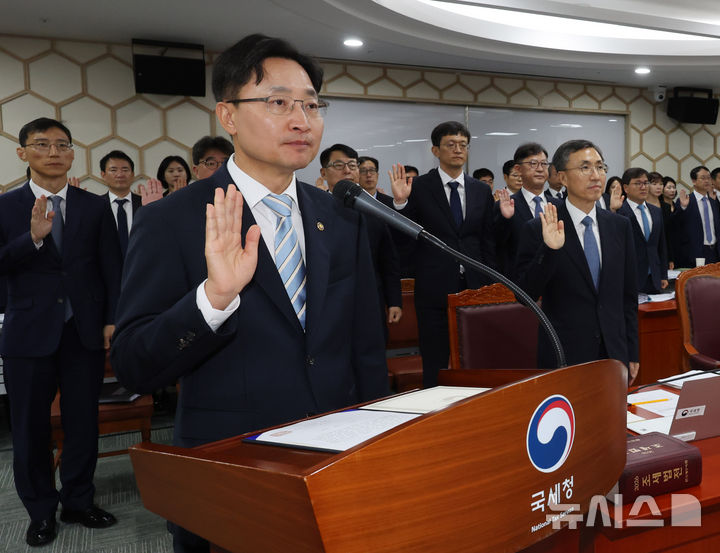 [세종=뉴시스] 배훈식 기자 = 임광현 국세청장이 13일 오전 세종시 정부세종2청사에서 열린 국회 재정경제기획위원회 국정감사에서 증인 선서를 하고 있다. 2026.10.13. dahora83@newsis.com
