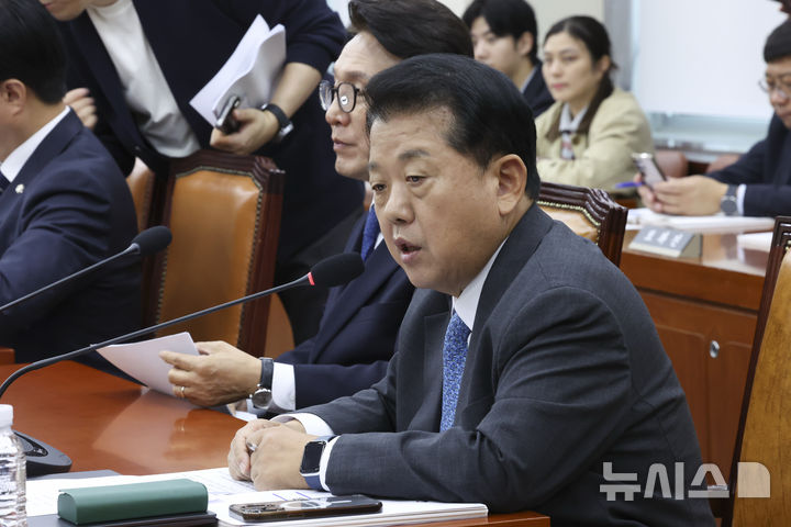 [서울=뉴시스] 김근수 기자 = 김병주 더불어민주당 간사가 13일 오전 서울 여의도 국회에서 열린 국방위원회 국정감사에서 발언하고 있다. 2026.10.13. ks@newsis.com