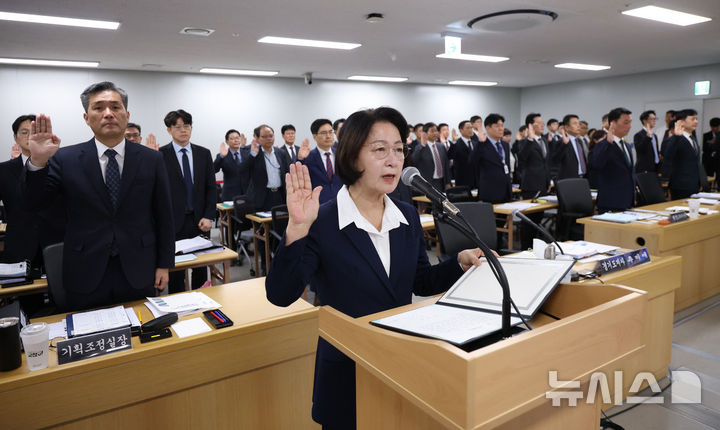 [수원=뉴시스] 김종택 기자 = 국회 행정안전위원회의 경기도 국정감사가 열린 13일 경기도청에서 추미애 경기도지사가 선서를 하고 있다. (공동취재) 2026.10.13. photo@newsis.com