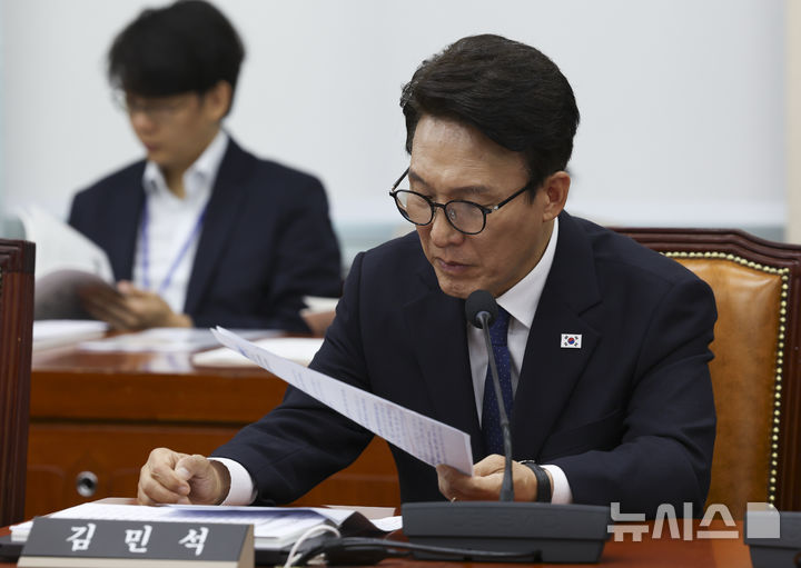 [서울=뉴시스] 김근수 기자 = 김민석 더불어민주당 대표가 13일 오전 서울 여의도 국회에서 열린 국방위원회 국정감사에서 자료를 살펴보고 있다. 2026.10.13. ks@newsis.com