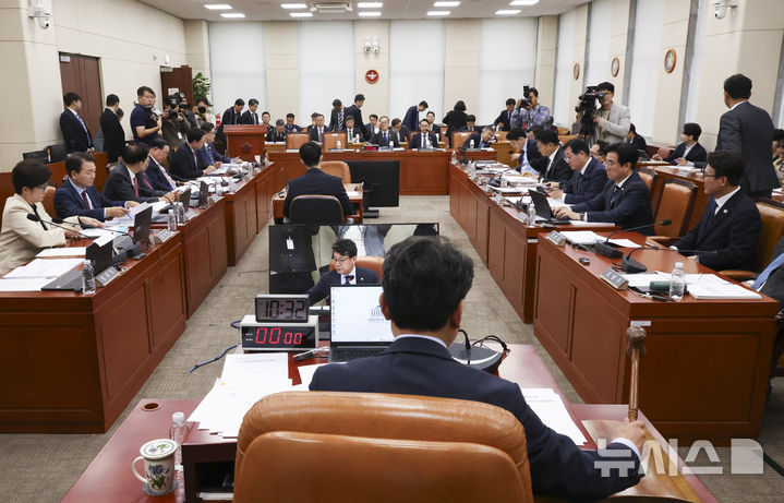 [서울=뉴시스] 김근수 기자 = 진성준 국회 국방위원장이 13일 오전 서울 여의도 국회에서 열린 국방위원회 국정감사에서 의사봉을 두드리고 있다. 2026.10.13. ks@newsis.com