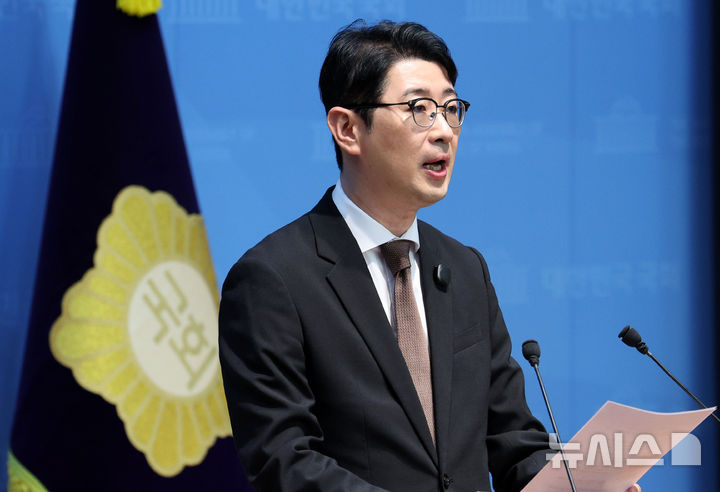 [서울=뉴시스] 고범준 기자 = 주진우 국민의힘 의원이 13일 서울 여의도 국회 소통관에서 이재명 대통령 황제골프 특검법 대표발의 관련 기자회견을 하고 있다. 2026.10.13. bjko@newsis.com