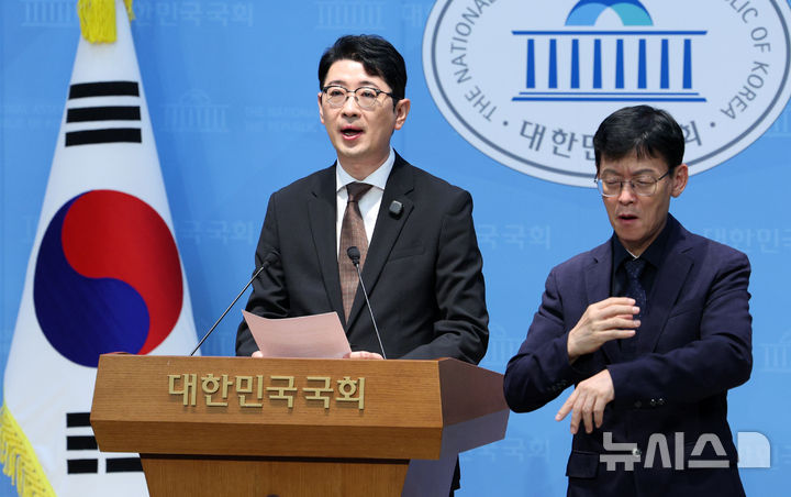 [서울=뉴시스] 고범준 기자 = 주진우 국민의힘 의원이 13일 서울 여의도 국회 소통관에서 이재명 대통령 황제골프 특검법 대표발의 관련 기자회견을 하고 있다. 2026.10.13. bjko@newsis.com