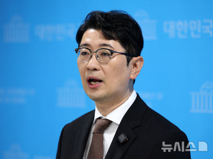 [서울=뉴시스] 고범준 기자 = 주진우 국민의힘 의원이 13일 서울 여의도 국회 소통관에서 이재명 대통령 황제골프 특검법 대표발의 관련 기자회견을 마치고 취재진 질문에 답변하고 있다. 2026.10.13. bjko@newsis.com
