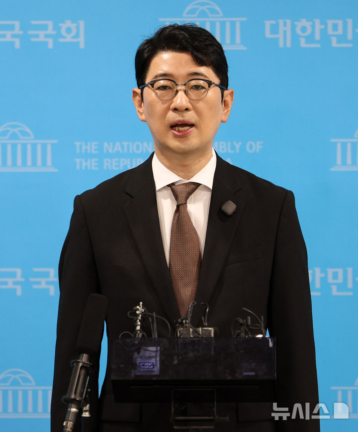 [서울=뉴시스] 고범준 기자 = 주진우 국민의힘 의원이 13일 서울 여의도 국회 소통관에서 이재명 대통령 황제골프 특검법 대표발의 관련 기자회견을 마치고 취재진 질문에 답변하고 있다. 2026.10.13. bjko@newsis.com
