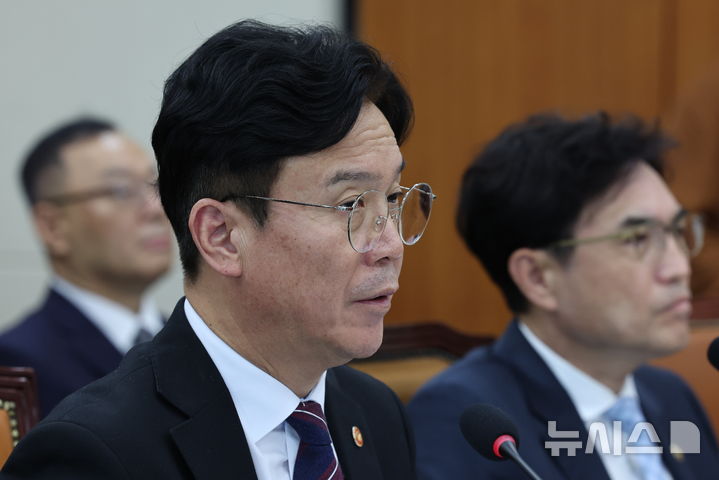 [서울=뉴시스] 최진석 기자 = 김영훈 고용노동부 장관이 13일 여의도 국회에서 열린 기후에너지환경노동위원회의 고용노동부 국정감사에 출석해 의원 질의에 답변하고 있다. 2026.10.13. myjs@newsis.com