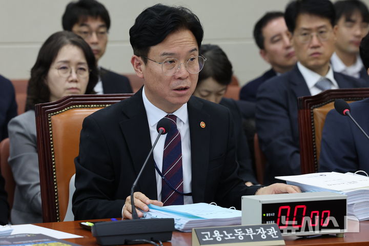 [서울=뉴시스] 최진석 기자 = 김영훈 고용노동부 장관이 13일 여의도 국회에서 열린 기후에너지환경노동위원회의 고용노동부 국정감사에 출석해 의원 질의에 답변하고 있다. 2026.10.13. myjs@newsis.com
