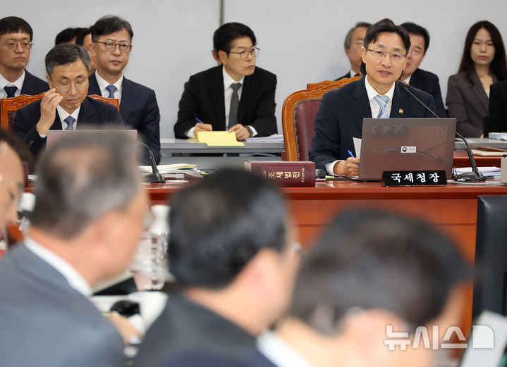 [세종=뉴시스] 배훈식 기자 = 임광현 국세청장이 13일 오전 세종시 정부세종2청사에서 열린 국회 재정경제기획위원회 국정감사에서 질의에 답변하고 있다. 2026.10.13. dahora83@newsis.com