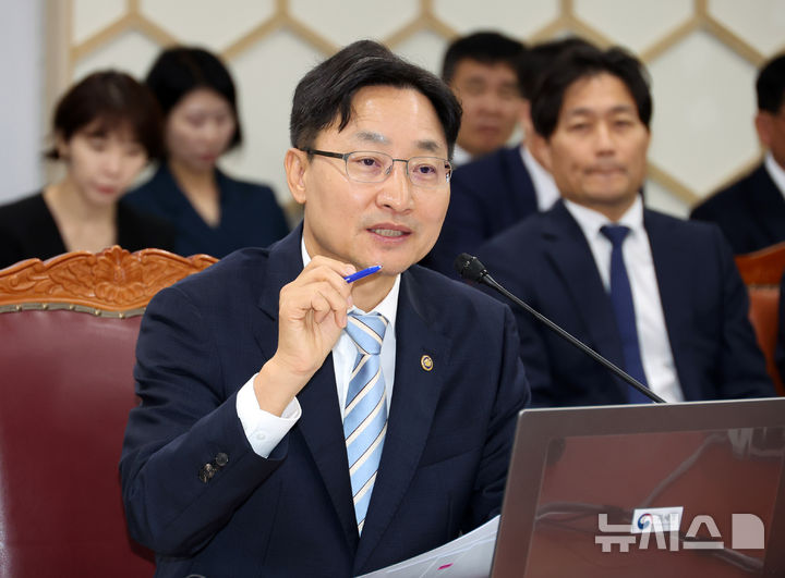 [세종=뉴시스] 배훈식 기자 = 임광현 국세청장이 13일 오전 세종시 정부세종2청사에서 열린 국회 재정경제기획위원회 국정감사에서 질의에 답변하고 있다. 2026.10.13. dahora83@newsis.com