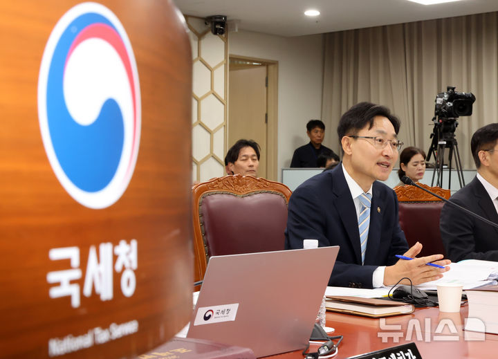 [세종=뉴시스] 배훈식 기자 = 임광현 국세청장이 13일 오전 세종시 정부세종2청사에서 열린 국회 재정경제기획위원회 국정감사에서 질의에 답변하고 있다. 2026.10.13. dahora83@newsis.com