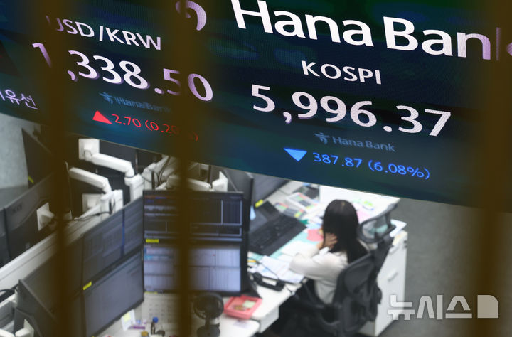 [서울=뉴시스] 전신 기자 = 코스피가 장중 6000선 밑으로 떨어진 13일 서울 중구 하나은행 본점 딜링룸 전광판에 코스피 등이 표시돼 있다. 2026.10.13. photo1006@newsis.com