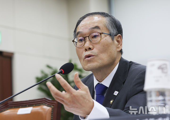 [서울=뉴시스] 김근수 기자 = 이용철 방위사업청장이 13일 오전 서울 여의도 국회에서 열린 국방위원회 국정감사에서 질의에 답변하고 있다. 2026.10.13. ks@newsis.com