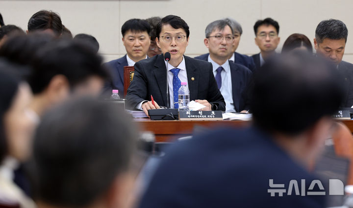 [서울=뉴시스] 최진석 기자 = 최원호 원자력안전위원회 위원장이 13일 여의도 국회에서 열린 과학기술정보방송통신위원회의 원안위 등에 대한 국정감사에 출석해 의원 질의에 답변하고 있다. 2026.10.13. myjs@newsis.com