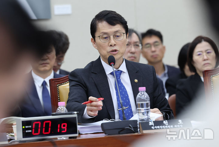 [서울=뉴시스] 최진석 기자 = 최원호 원자력안전위원회 위원장이 13일 여의도 국회에서 열린 과학기술정보방송통신위원회의 원안위 등에 대한 국정감사에 출석해 의원 질의에 답변하고 있다. 2026.10.13. myjs@newsis.com