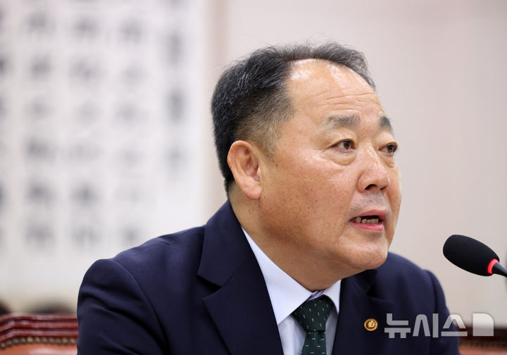 [서울=뉴시스] 고범준 기자 = 손인혁 헌법재판소 사무처장이 13일 서울 여의도 국회에서 열린 법제사법위원회 국정감사(헌법재판소 등)에서 의원 질의에 답변하고 있다. 2026.10.13. bjko@newsis.com