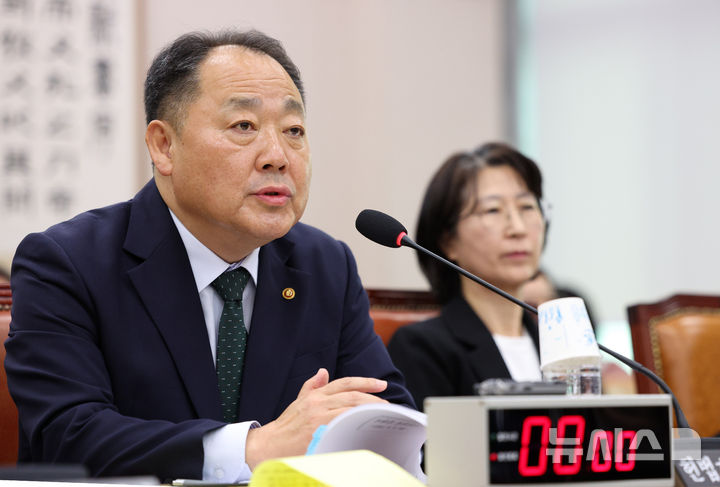 [서울=뉴시스] 고범준 기자 = 손인혁 헌법재판소 사무처장이 13일 서울 여의도 국회에서 열린 법제사법위원회 국정감사(헌법재판소 등)에서 의원 질의에 답변하고 있다. 2026.10.13. bjko@newsis.com