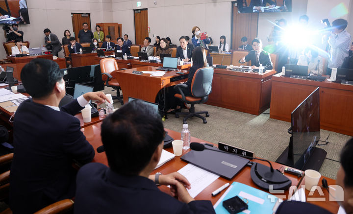 [서울=뉴시스] 고범준 기자 = 주진우 국민의힘 의원이 13일 서울 여의도 국회에서 열린 법제사법위원회 국정감사(헌법재판소 등)에서 질의하던 중 더불어민주당 의원들과 언쟁하고 있다. 2026.10.13. bjko@newsis.com