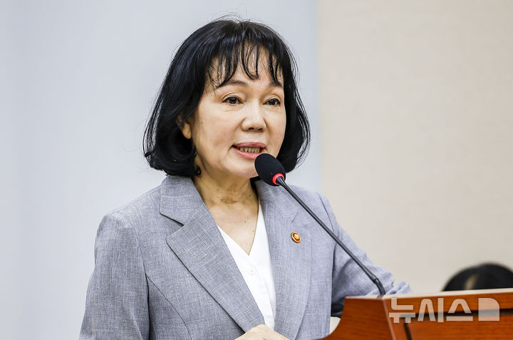 [서울=뉴시스] 정병혁 기자 = 송경희 개인정보보호위원회 위원장이 13일 서울 여의도 국회에서 열린 국회 정무위원회의 국무조정실 등에 대한 국정감사에서 업무보고를 하고 있다. 2026.10.13. jhope@newsis.com