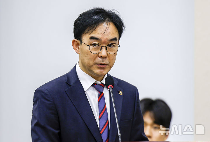 [서울=뉴시스] 정병혁 기자 = 채이배 국무총리비서실장이 13일 서울 여의도 국회에서 열린 국회 정무위원회의 국무조정실 등에 대한 국정감사에서 업무보고를 하고 있다. 2026.10.13. jhope@newsis.com
