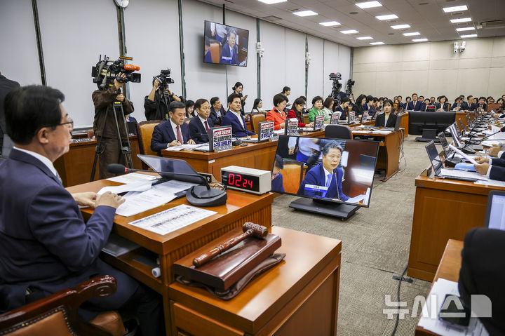[서울=뉴시스] 정병혁 기자 = 13일 서울 여의도 국회에서 열린 국회 보건복지위원회의 식약처 등에 대한 국정감사에서 국민의힘 의원들 자리에 증인 채택 관련 피켓이 붙어 있다. 2026.10.13. jhope@newsis.com
