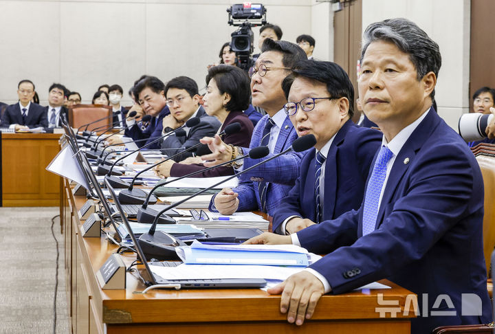 [서울=뉴시스] 정병혁 기자 = 13일 서울 여의도 국회에서 열린 국회 보건복지위원회의 식약처 등에 대한 국정감사에서 국민의힘 의원들 자리에 증인 채택 관련 피켓을 붙인 것과 관련해 더불어민주당 의원들이 이만희 위원장에게 항의하고 있다. 2026.10.13. jhope@newsis.com
