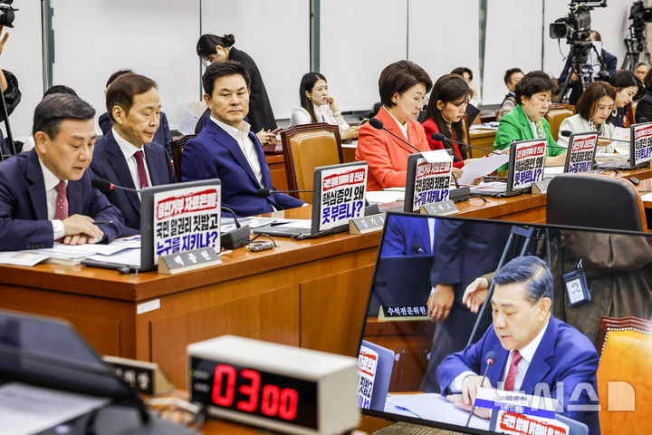 [서울=뉴시스] 정병혁 기자 = 13일 서울 여의도 국회에서 열린 국회 보건복지위원회의 식약처 등에 대한 국정감사에서 국민의힘 의원들 자리에 증인 채택 관련 피켓이 붙어 있다. 2026.10.13. jhope@newsis.com