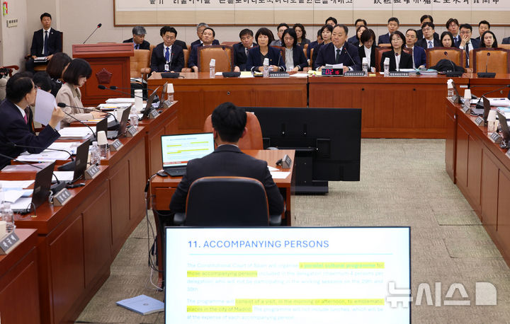 [서울=뉴시스] 고범준 기자 = 손인혁 헌법재판소 사무처장이 13일 서울 여의도 국회에서 열린 법제사법위원회 국정감사(헌법재판소 등)에서 윤상현 국민의힘 의원의 질의를 듣고 있다. 2026.10.13. bjko@newsis.com