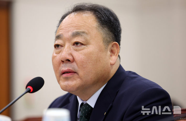 [서울=뉴시스] 고범준 기자 = 손인혁 헌법재판소 사무처장이 13일 서울 여의도 국회에서 열린 법제사법위원회 국정감사(헌법재판소 등)에서 의원 질의에 답변하고 있다. 2026.10.13. bjko@newsis.com