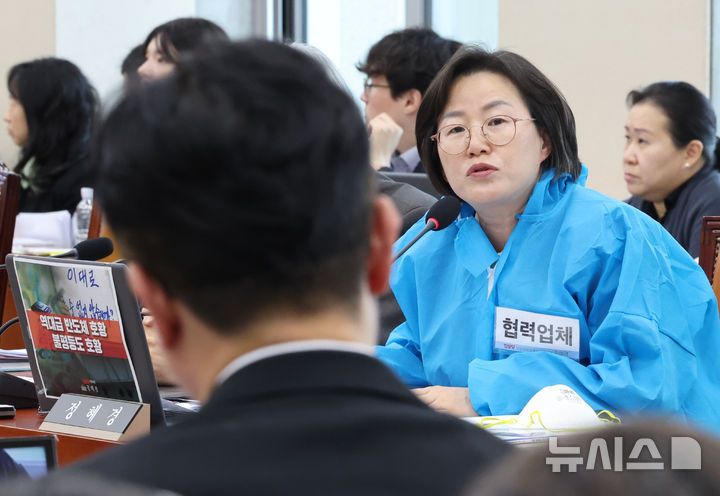 [서울=뉴시스] 최진석 기자 = 정혜경 진보당 의원이 13일 여의도 국회에서 열린 기후에너지환경노동위원회의 고용노동부 국정감사에서 반도체 협력업체 노동자의 방진복을 입고 김영훈 고용노동부 장관에게 질의하고 있다. 2026.10.13. myjs@newsis.com
