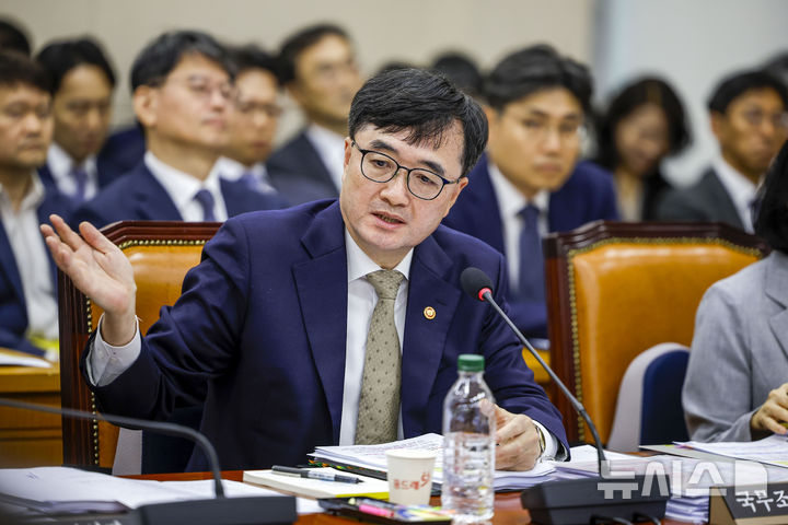 [서울=뉴시스] 정병혁 기자 = 임기근 국무조정실장이 13일 서울 여의도 국회에서 열린 국회 정무위원회의 국무조정실 등에 대한 국정감사에서 질문에 답하고 있다. 2026.10.13. jhope@newsis.com