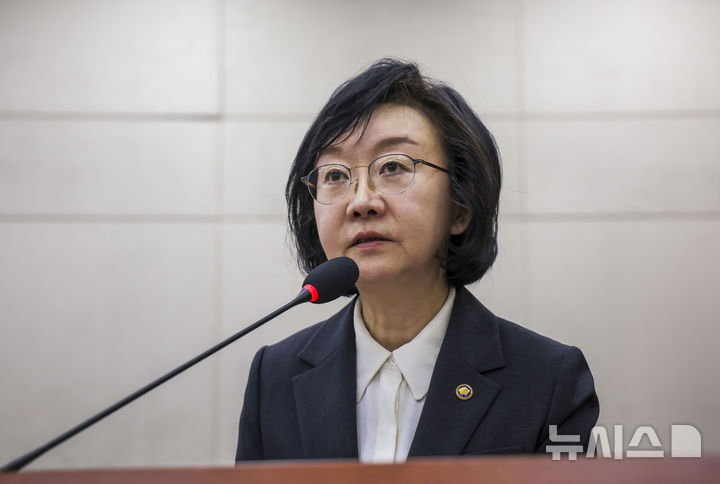 [서울=뉴시스] 정병혁 기자 = 오유경 식품의약품안전처장이 13일 서울 여의도 국회에서 열린 국회 보건복지위원회의 식약처 등에 대한 국정감사에서 업무보고를 하고 있다. 2026.10.13. jhope@newsis.com